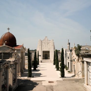35_-ITA-Cimitero.00_01_02_15.Immagine003