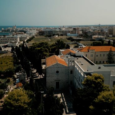 35_-ITA-Cimitero.00_01_04_00.Immagine019
